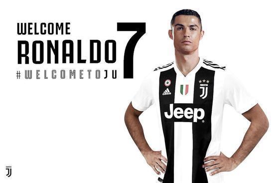 Ronaldo-Familie, die ein Juventus-Trikot trägt